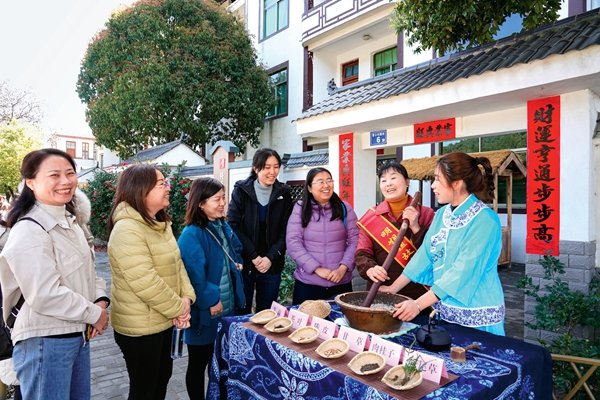 Family Runs Lei Cha Business, Boosts Hometown's Development