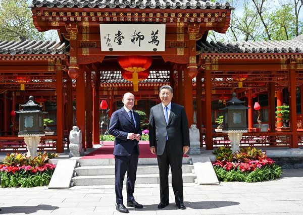 Xi Meets German Chancellor, Calls for Achieving Mutual Success