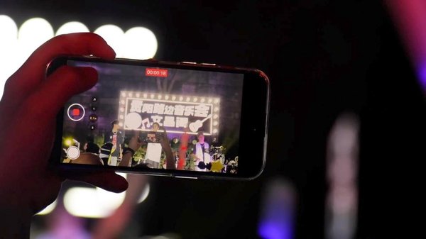 GLOBALink | Int'l Students Gravitate to Roadside Concert in Guiyang, SW China