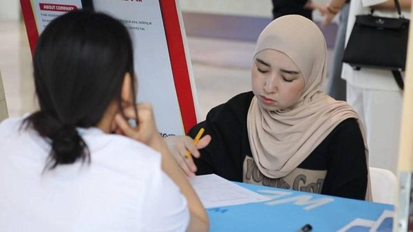 GLOBALink | Int'l Students Seek Job Opportunities at Job Fair in China's Xi'an