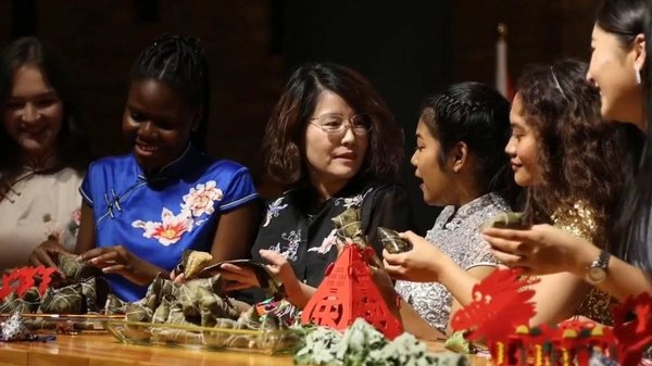 GLOBALink | Foreign Students in China's Tianjin Celebrate Dragon Boat Festival