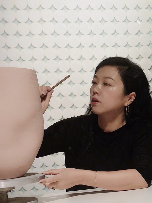 Artist Takes Ceramic Culture Global, Shares Jingdezhen's Stories