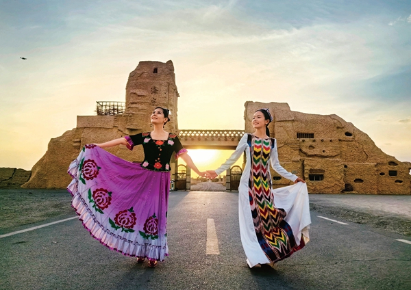 Uygurs' Costumes, Adornments Splendid as Summer Flowers