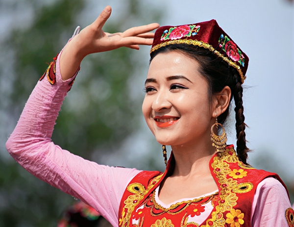 Uygurs' Costumes, Adornments Splendid as Summer Flowers