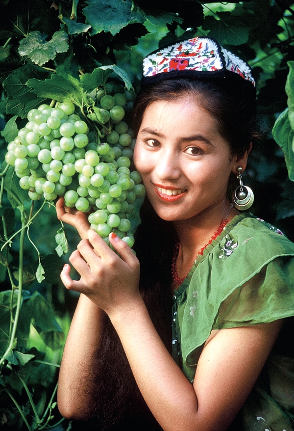 Uygurs' Costumes, Adornments Splendid as Summer Flowers