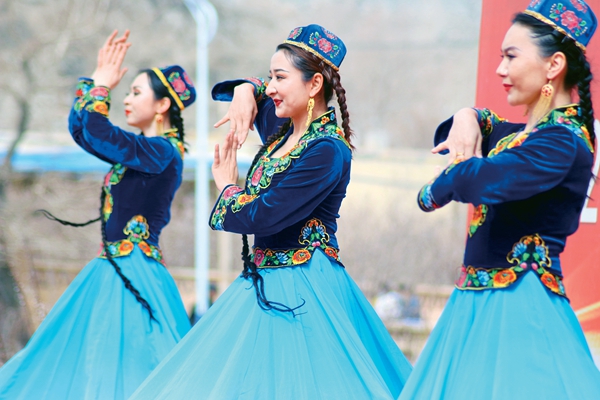 Uygurs' Costumes, Adornments Splendid as Summer Flowers