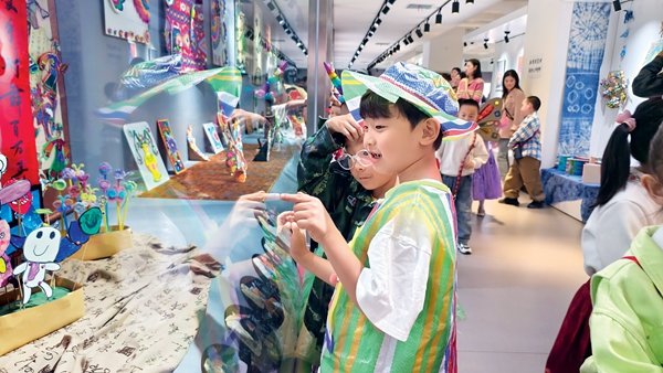 Parent-Child Painting Exhibition Highlights Ecological Protection