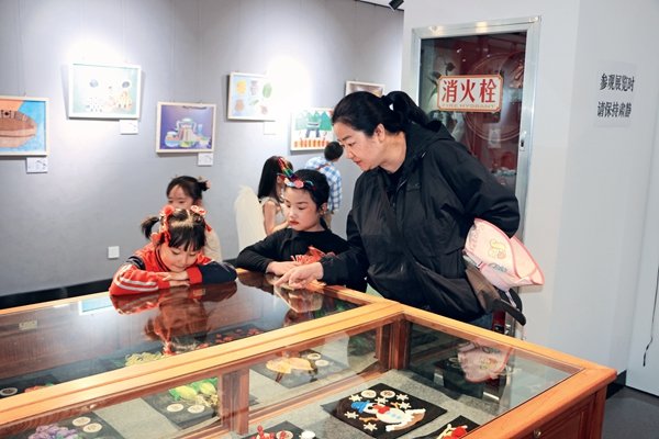 Parent-Child Painting Exhibition Highlights Ecological Protection