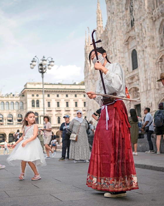 My Chinese Heart | Woman Promotes Chinese Folk Music by Performing Erhu Overseas