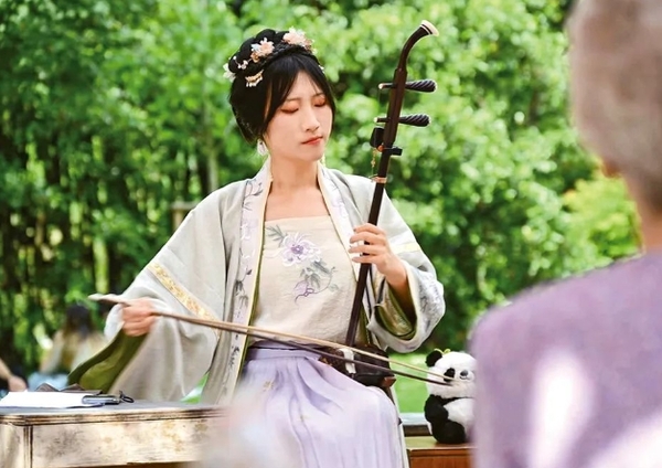 My Chinese Heart | Woman Promotes Chinese Folk Music by Performing Erhu Overseas