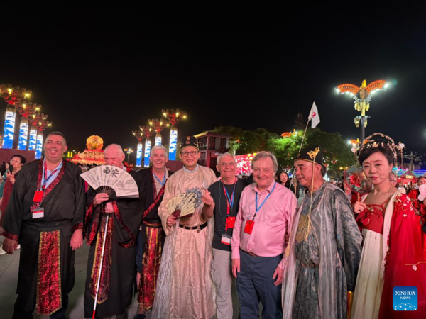 Foreign Tourists Enjoy Cultural Experiences in NW China's Xi'an