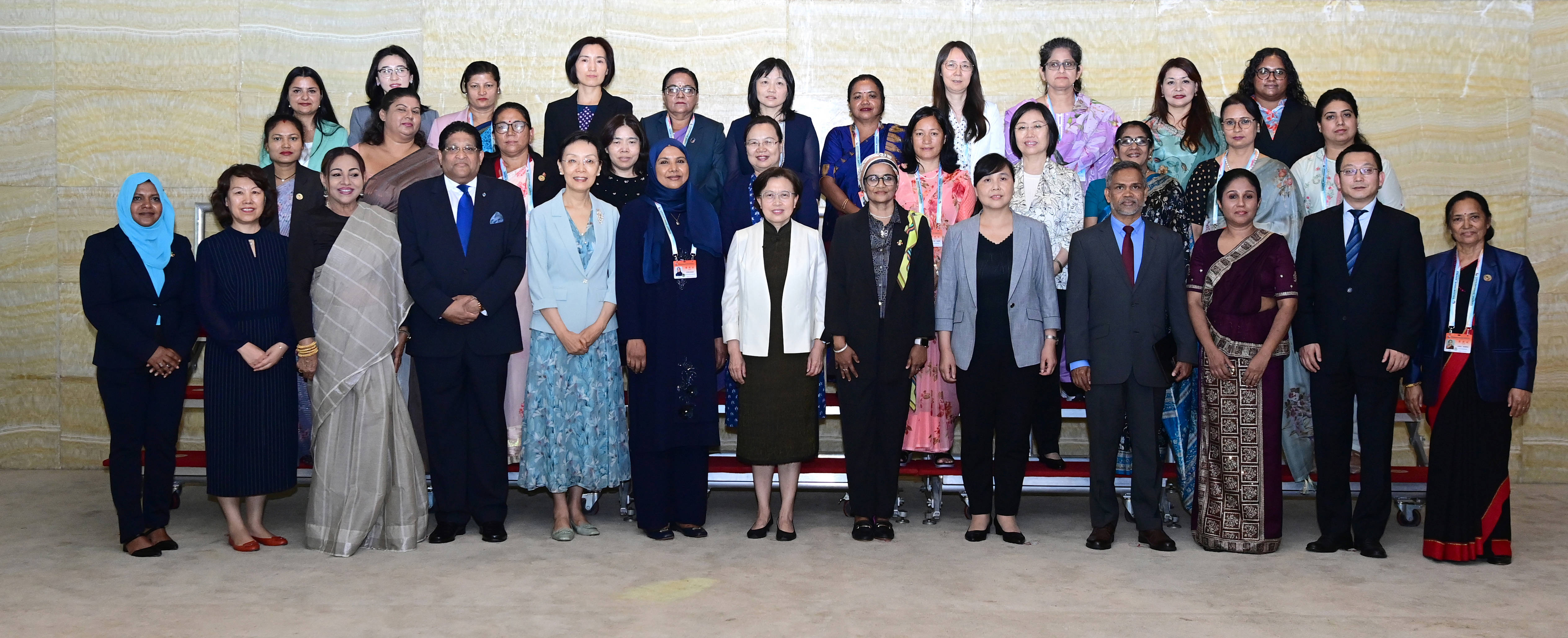 Huang Meets Participants of China-South Asia Female Political Leaders Programme