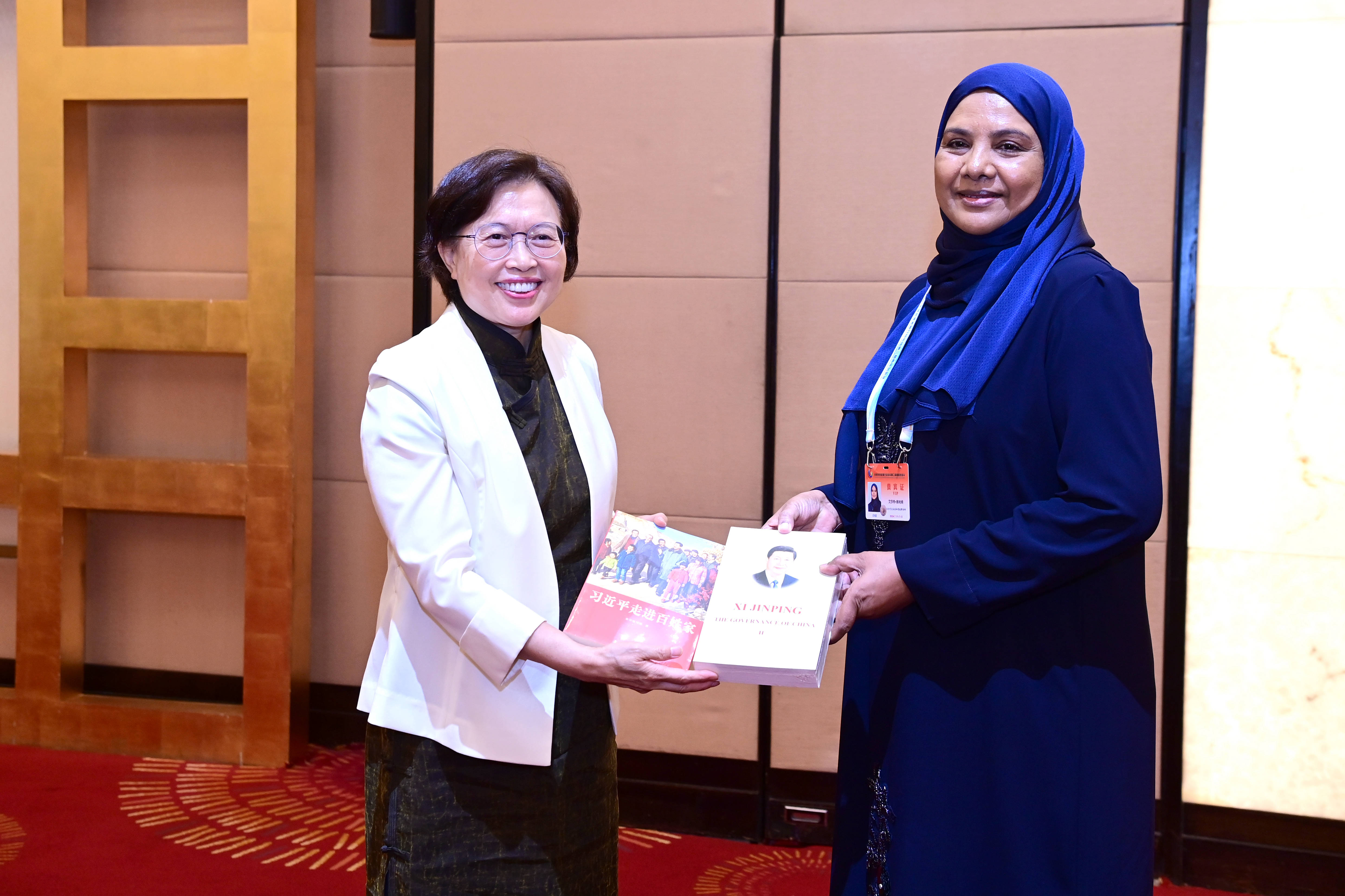 Huang Meets Participants of China-South Asia Female Political Leaders Programme