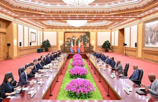 Chinese, Comorian Presidents Meet in Beijing, Elevate Bilateral Ties