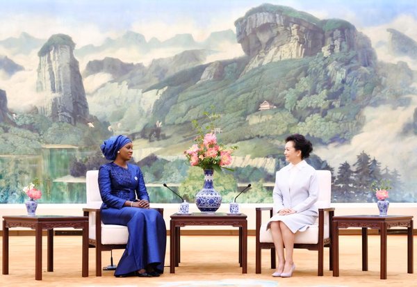 Peng Liyuan Chats over Tea with Senegalese President's Wife