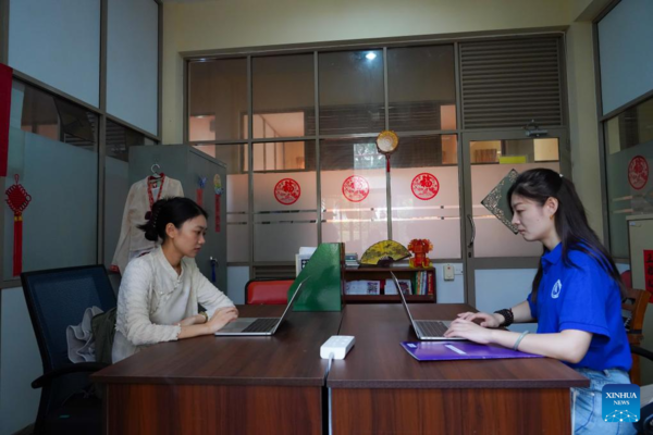 Chinese Teachers Bring Chinese Language into Remote Sri Lankan Homes