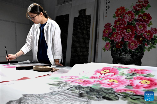 Inheritor of Jinshi Bogu Painting in Luoyang, C China