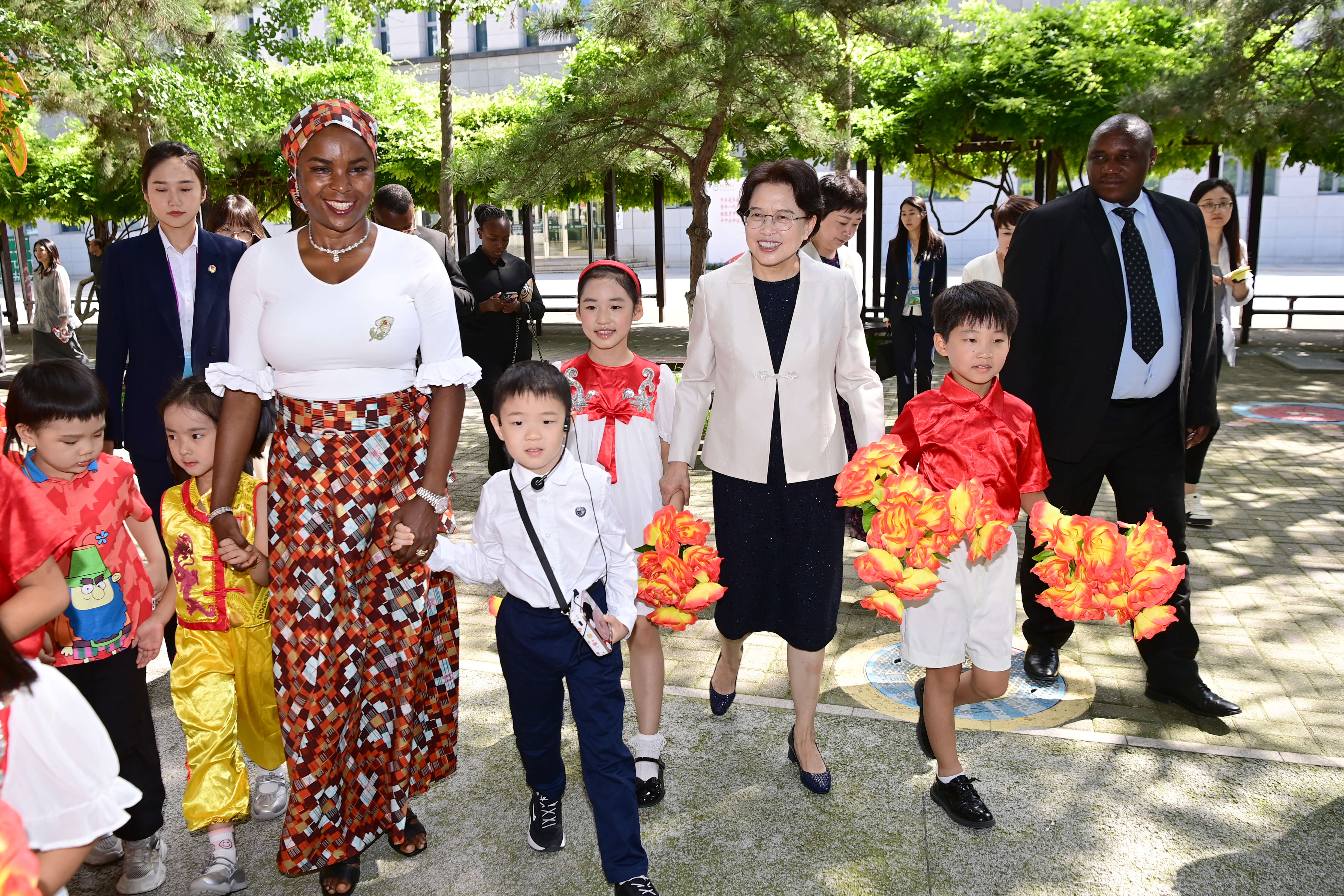 Huang Accompanies First Ladies of Gabon, Burundi During Visits to CNCC