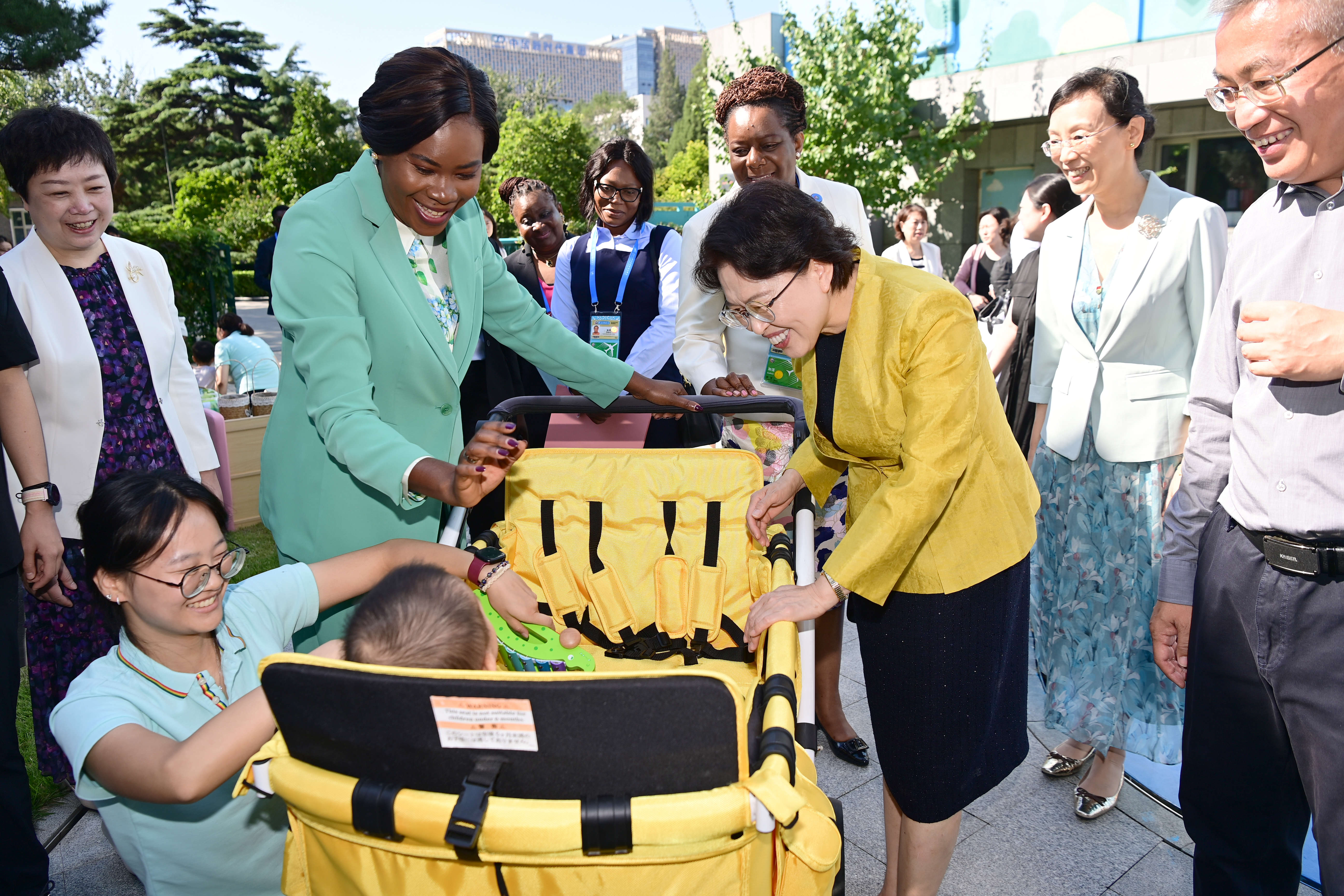 Huang Accompanies First Ladies of Gabon, Burundi During Visits to CNCC