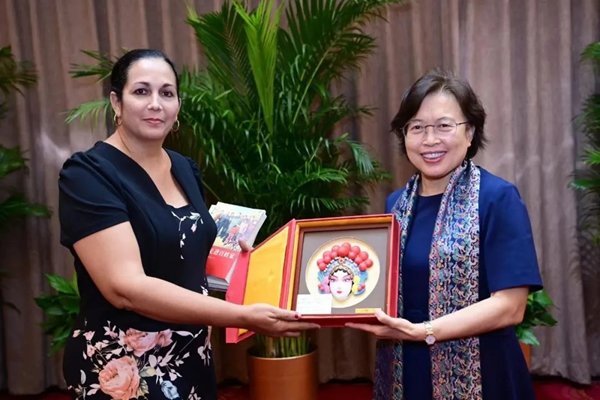 Huang Meets Delegation of Cuban Women Cadres