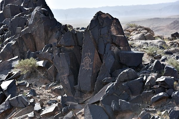 Discovery | Alxa: Colorful Gemstone in Desert