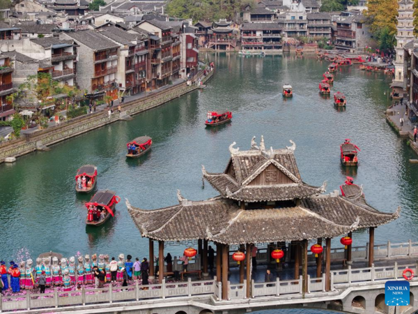 Mass Wedding Ceremony Held at Fenghuang Ancient Town in Hunan