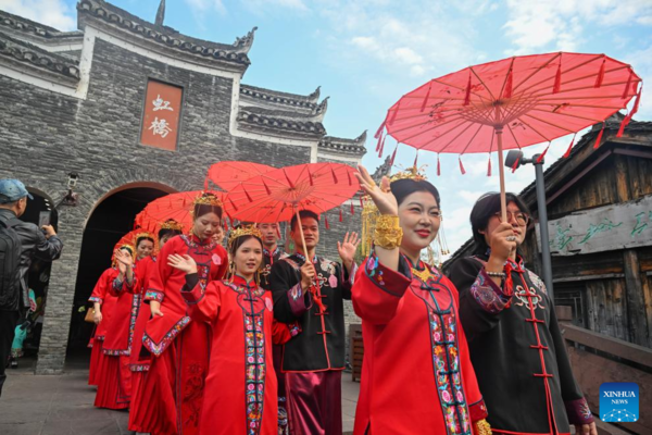 Mass Wedding Ceremony Held at Fenghuang Ancient Town in Hunan