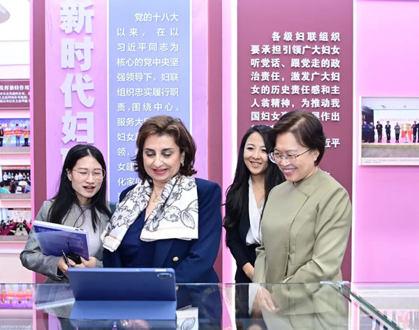Huang Meets, Accompanies UN Women Executive Director to China National Museum of Women and Children