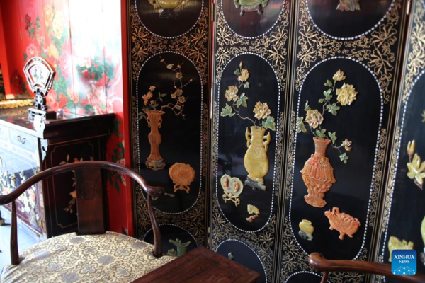 Inheritor of Gold Lacquer Inlay Art