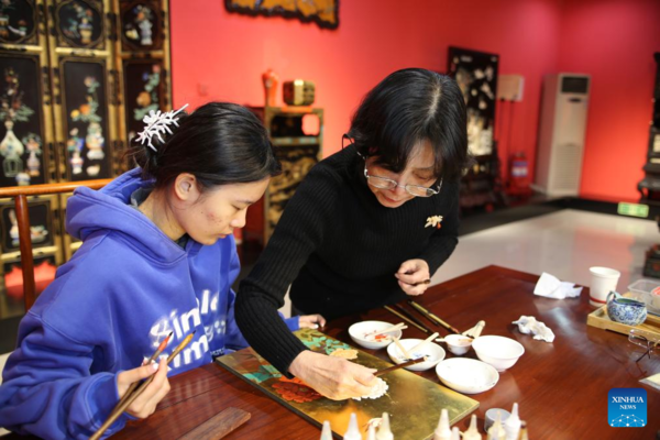 Inheritor of Gold Lacquer Inlay Art