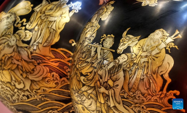 Inheritor of Gold Lacquer Inlay Art