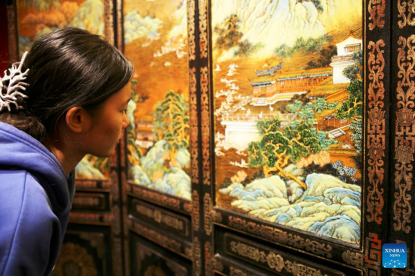 Inheritor of Gold Lacquer Inlay Art