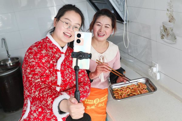 Vloggers, Live Streamers in Gansu Promote Local Specialties as Spring Festival Approaches