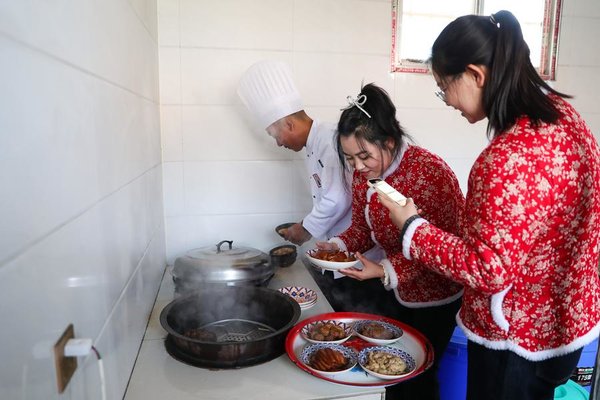 Vloggers, Live Streamers in Gansu Promote Local Specialties as Spring Festival Approaches
