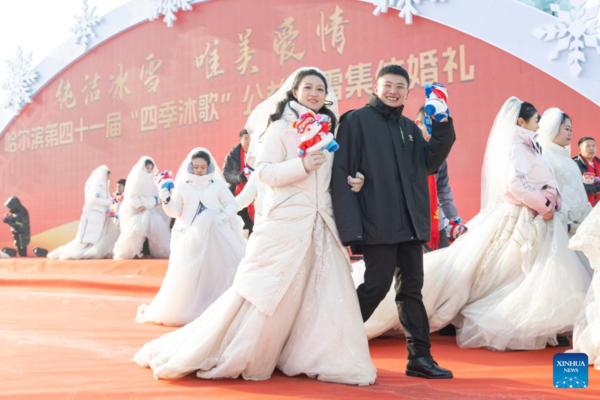 Free Group Wedding Held at Harbin Ice-Snow World