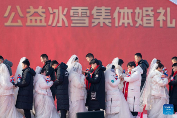 Free Group Wedding Held at Harbin Ice-Snow World
