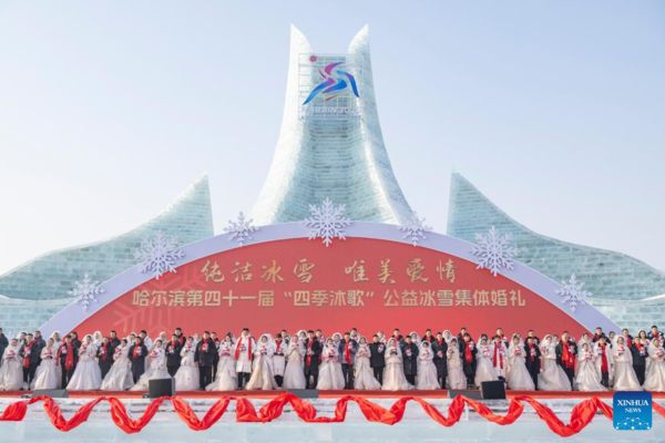 Free Group Wedding Held at Harbin Ice-Snow World