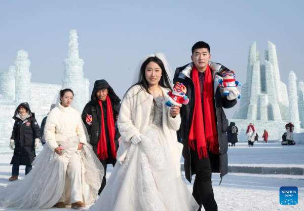 Free Group Wedding Held at Harbin Ice-Snow World
