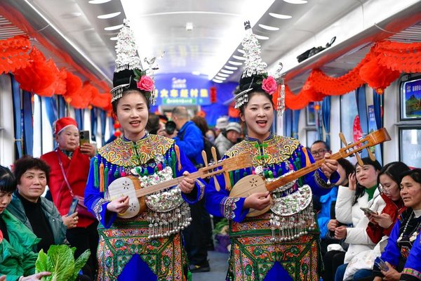 'Village Gala' Held on Train in SW China's Guizhou Welcomes the Spring Festival