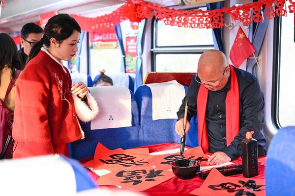 'Village Gala' Held on Train in SW China's Guizhou Welcomes the Spring Festival