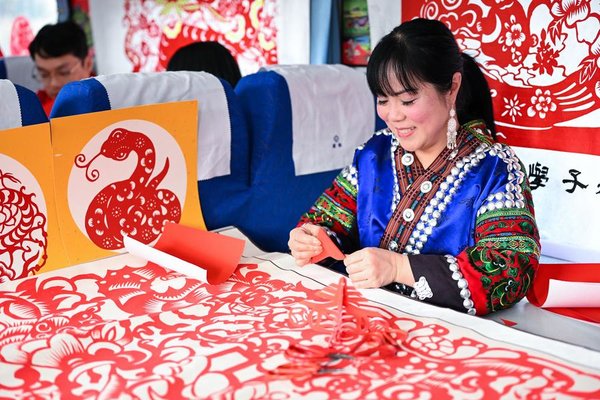 'Village Gala' Held on Train in SW China's Guizhou Welcomes the Spring Festival
