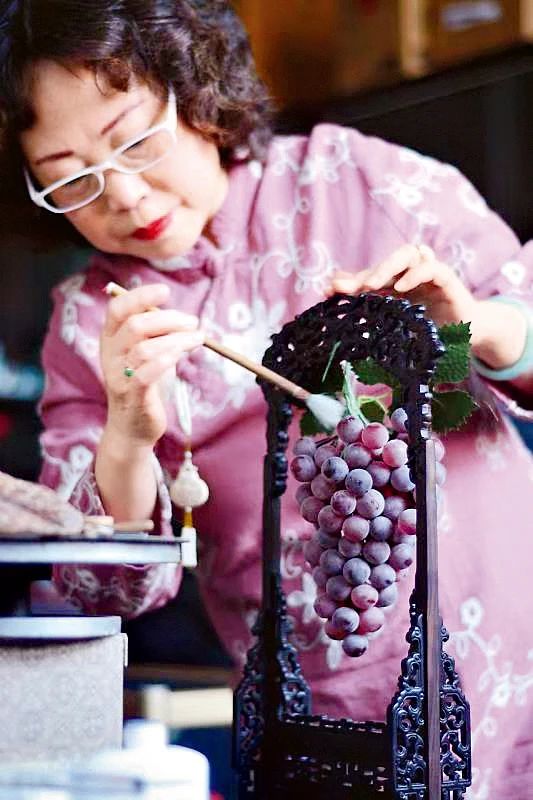 Mouth-Watering Glass Grapes Deliver Happiness, Prosperity