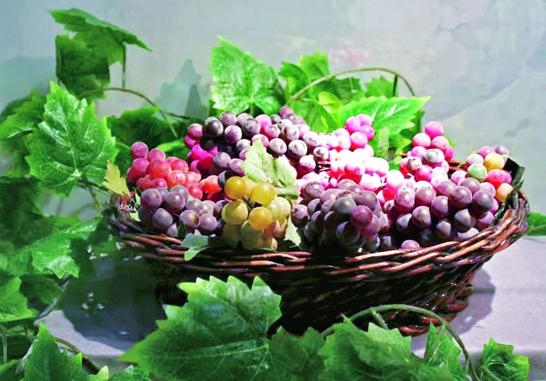Mouth-Watering Glass Grapes Deliver Happiness, Prosperity