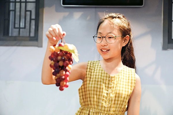Mouth-Watering Glass Grapes Deliver Happiness, Prosperity