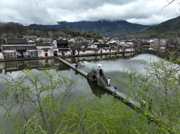 FPV Drone Tour: Visit Charming Hongcun Town in E China's Anhui