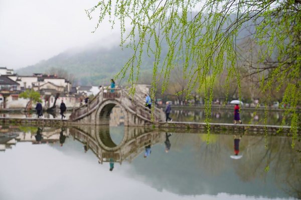 FPV Drone Tour: Visit Charming Hongcun Town in E China's Anhui