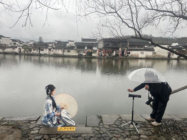FPV Drone Tour: Visit Charming Hongcun Town in E China's Anhui