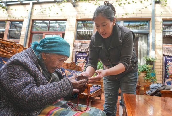 Yudron: Former Serf Witnesses Xizang's Development, Enjoys a Flourishing Life With Families