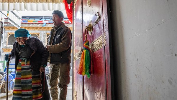 Yudron: Former Serf Witnesses Xizang's Development, Enjoys a Flourishing Life With Families