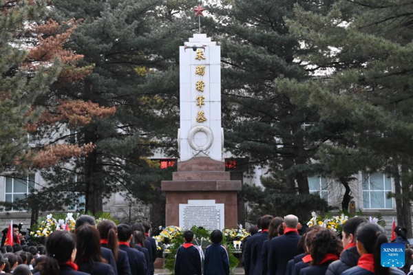 People Across China Pay Tribute to Martyrs Ahead of Qingming Festival
